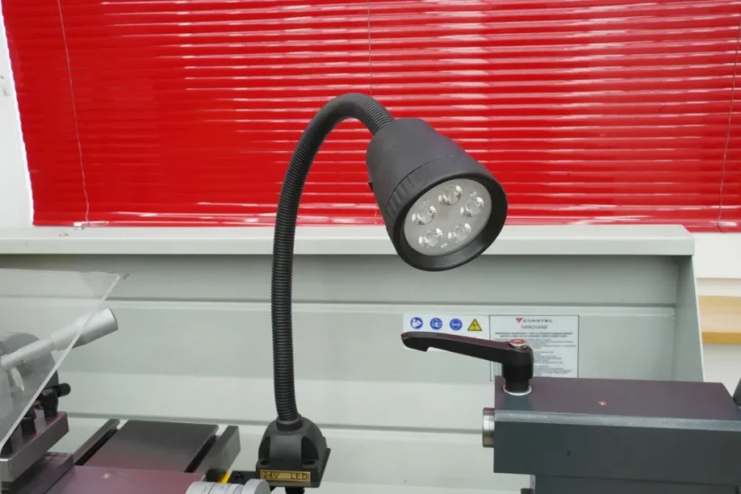 Strojní LED světlo s flexibilním ramenem a šroubovací základnou, 24 V